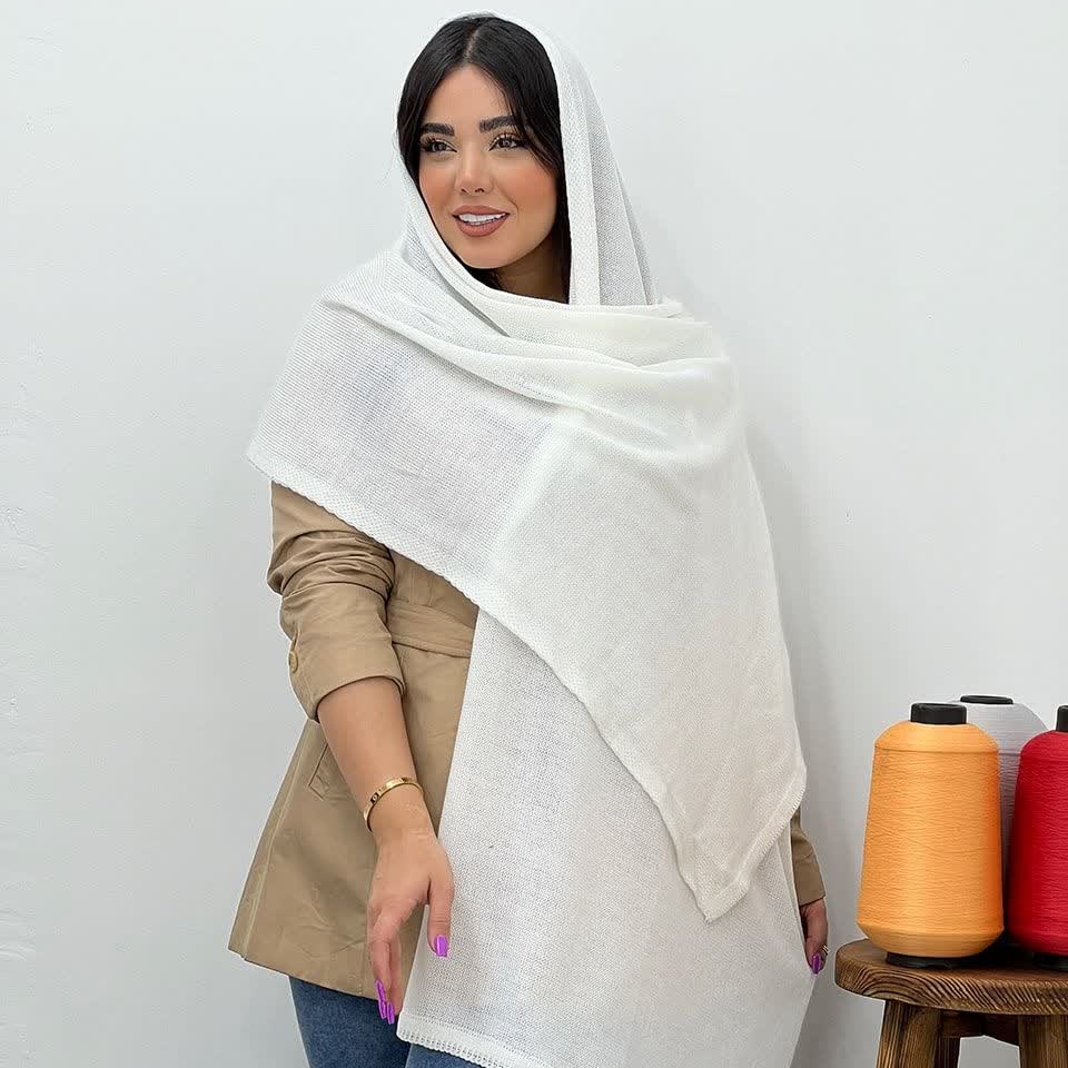 نمونه عکس گرفته شده با شال بافت زنانه تهیه شده در هیلان شاپ